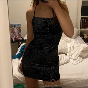 Glittrig klänning - Säljer denna jättefina oanvända klänningen, köpte för en fest men använde en annan istället & han inte lämna tillbaka, från h&m. (Lånade bilder, kan skicka egna om det önskas). Perfekt nu under jul & nyårs fester. Säljer för 70kr + frakt 🍾✨