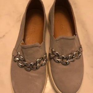 Snygga skor - Ett par ljusgrå skor från märket Bianco. i strl 36. Använda en gång, väldigt skön sula. 