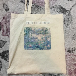 Tygpåse - Tygpåse med ett av Monets kända konstverk! Supersnygg! Tygpåsen är lite veckad i trycket (som på bilden), därav priset. Säljer den för 55kr + 24kr (frakt)💕
