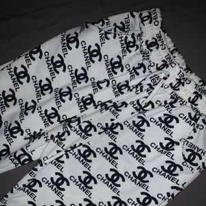 Chanel mjukis  - Jättesköna mjukisbyxor Chanel, (ej äkta), endast använt 1 gång men tyvärr ej min stil.. köparen står för frakten 🙏🏼