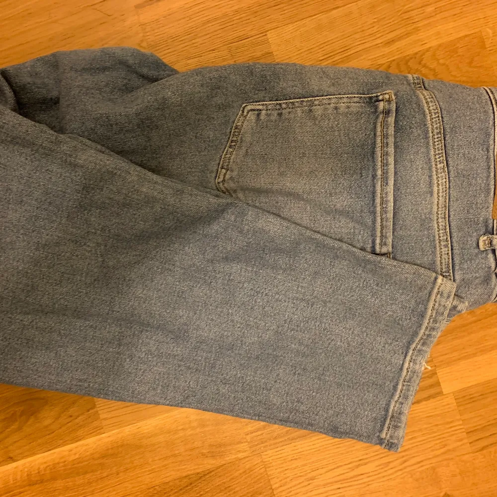 momjeans från ginatricot i bra skick. nypris 500kr. köparen står för frakten🥰. Jeans & Byxor.