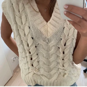 Jätte fin stickad väst - Super fin stickad väst från zara i bra skick! Perfekt nu till vintern 