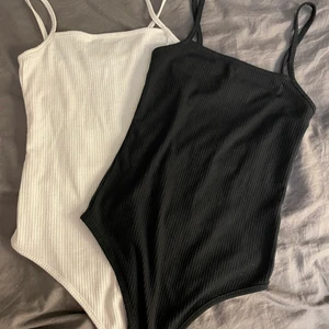 Bodys  - 2st bodys från missguided!  2st för 150kr eller 75kr för en! Båda är i storlek S men passar även xs🥰