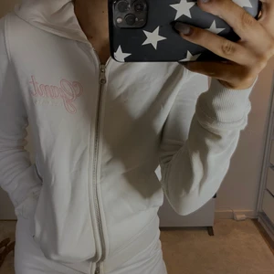 Vit kofta - Vit kofta från Gant. Med huva och dragkedja. I bra skick