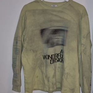 Gul långärmad tröja storlek S - Cool tröja köpt i Köpenhamn. Den har tryck fram och på båda ärmarna, både på engelska och på japanska. Tröjan har tyvär blivit lite missfärgad i tvätten, den var från början mer ljusgul, men om man bortser från det tycker jag att den är ganska snygg. Säljer pågrund av att den inte kommer till användning längre. 