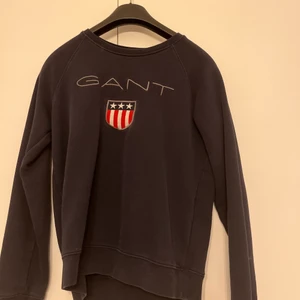 Tröja  - Den klassiska Gant tröjan, mycket bekväm och stilren. 