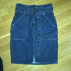 Jenas kjol  - Jeanskjol från GinaTricot. Aldrig använd. Köpt för 500kr. Köparen står för leveransen och betalning sker via swish!💕