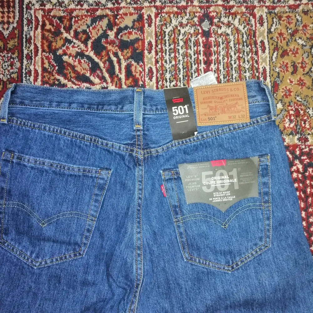 Levis jeans i strl 32/32. Helt oanvända och samtliga etiketter kvar. Nypris 999kr. Jeans & Byxor.
