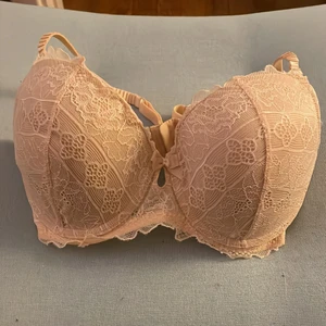 Agio Milano BH 65F - Push up från Agio Milano. Oanvänd med lappar kvar. På bilderna ser den mer gul ut än den är pga lampa - är mer beige i verkligheten. 