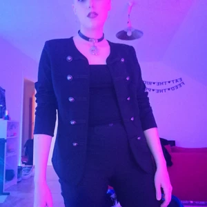 Tuff jacka/kofta - Mjukt material, armarna är långa men jag drog upp dem på bilderna. Storlek S men skulle nog sitta fint på någon som har medium också! Använd typ 1 gång så skicket är damn near perfect. Frakt tillkommer, priset kan diskuteras! 