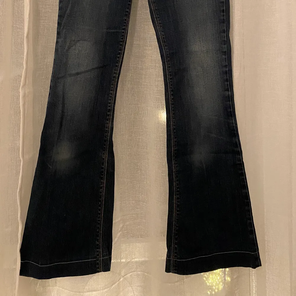 Jeans från Mango i en bootcut/rak modell. I nyskick.. Jeans & Byxor.