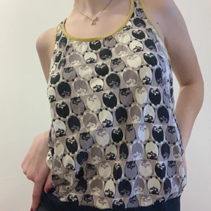 Linne med ugglor!! - Supergulligt linne med ugglor som man knyter i ryggen!! Hittade den på stadsmissionen märket heter So. U och den är i stlk S