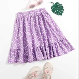 Säljer min lila kjol från shein i storlek 150! Är jättefin att ha på sommaren. Säljer för att jag vill köpa nya kjolar. 