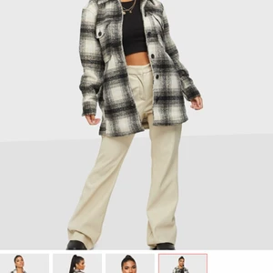 Rutig jacka  - Super super fin jacka från Nelly som inte använd mycket alls köpte den nu under vintern för 659kr så säljer för 400kr pris kan alltid diskuteras!🤍