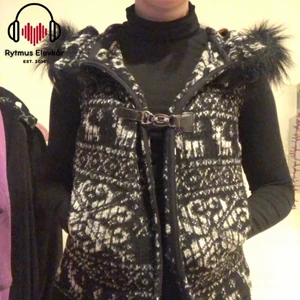 Mönstrad väst - Mönstrad väst i strl M. Säljs av Rytmus Stockholms Elevkår, alla kläder som säljs har skänkts utav elever på Rytmus och de pengar som samlas in från klädinsamlingen ges oavkortat till WWF. Ta chansen och köp fina kläder second hand och bidra på samma gång till att bevara miljön!