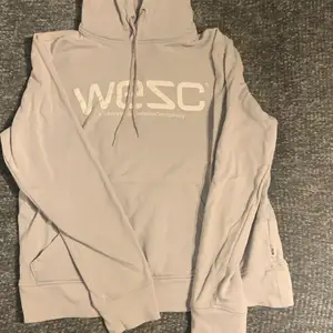 En ljusgrå/lite lila hoodie från wezc den är i storlek medium men skulle även passa s om man vill ha den lite oversized. Köparen står för frakten❣️