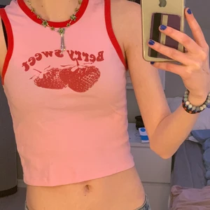 topp - söt topp från urban outfitters som tyvärr inte kommer till någon användning längre💓 köpt i somras och använd flera gånger så inte i nyskick men fortfarande väldigt bra skick💕 köpte den för 230! kan mötas i stockholm annars står köparen för frakt💗