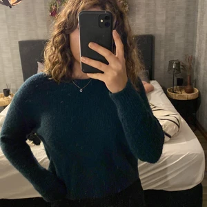 En mörk grön stickad tröja i storlek XS - En mörk grön stickad tröja från H&M i storlek XS. Har haft den länge men aldrig använt. Skön stickad tröja med en fin färg. Kunden står även för frakten.