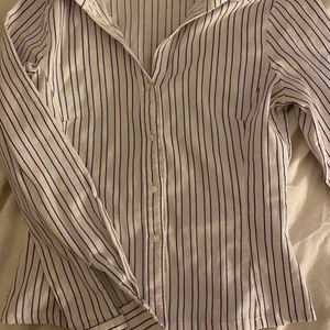 Tajt skjorta - Lila & vit randig skjorta i storlek M. Knappt använd och därför i mycket bra skick! Bara att höra av sig vid frågor och funderingar!🥰