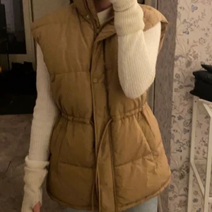 Beige väst - Säljer denna beiga/bruna västen från HM för 100kr då jag endast använt den vid ett tillfälle. Västen är i storlek S men passar även M. Köparen står för frakten och betalning sker via Swish!