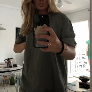 T-shirt klänning - Grön midiklänning med knapp vid armarna från ZARA! Basic och bekväm sommarklänning. Köparen står för frakten💗