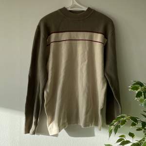 Vintage looking tröja från Kappahl i storlek S. Den ser lite oversized ut på och är riktigt skön! Frakt tillkommer (79kr)🥰