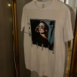 Vit T-shirt med tryck från river island. 