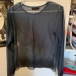 Fairy core tröja - Tröja i mesh och mönster! Jättefin till en fairy outfit, köpt här på plick men är endast använd en gång av mig. Står ingen storlek men uppskattas till s/m