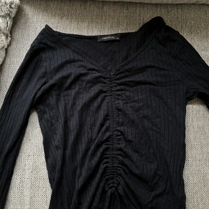 Topp - Säljer denna super snygga topp i marinblå färg! Storlek M men passar xs-m då den är liten i storlek 