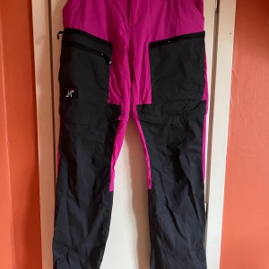 Revolutionrace  - Rosa byxor med massa praktiska fickor. Osäker på exakt vilken modell det är. Inget att anmärka på :) 