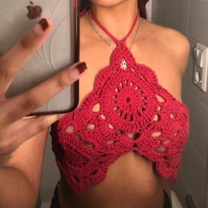Virkad topp - Röd virkad topp som jag själv har gjort! Snören som man knyter i nacken och rygg. Perfekt inför sommaren!! 🧚🏽‍♀️ 