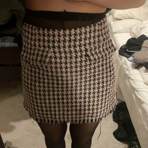 Kjol tweed - Skitsnygg tweedkjol i rosa och svart som jag älskar! Lite liten på mig då jag behöver M. 💓🖤