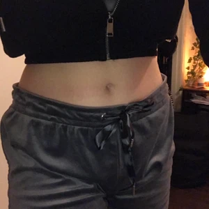 Mjukis shorts  - Jätte fina och sköna shorts från Gina tricot! Har använt den en två gånger. Dom är mörkgråa i storlek xl men passar mig som har storlek m 💕 den är i mycket bra skick och därför säljer jag dom för 50 kr! Nya kostar dom 200!