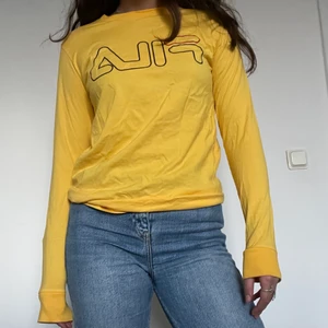 En gul FILA tröja - 💛En gul FILA tröja. Passar XS/S då den är lite större. Lite skrynklig på bilden men går lätt att stryka. Frakten kan ändras beroende på vilken påse den får plats i!💛