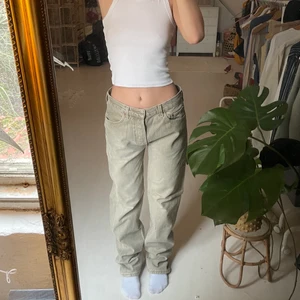Lågmidjade vintage levis jeans  - Dom perfekta baggy och lågmidjade Levis jeansen! Tyvärr lite långa för mig, 165 cm!  Innerbenslängd :81cm , rakt över midjan :38cm. Köparen står för frakten 🌈