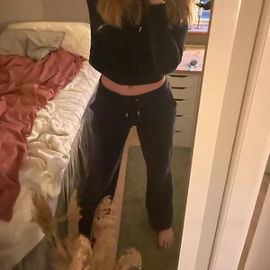 Mörkblå Juicy byxor  - Superfina mörkblå juicybyxor i nyskick! Köp direkt för 700!