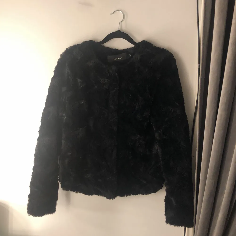 Svart fur jacket i syntet från Vero Moda. Jackan är i väldigt fint skick!. Jackor.