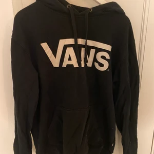 Vans hoodie - Säljer nu min älskade vans hoodie. Den är använd men fortfarande i väldigt bra skick! Storleken är M
