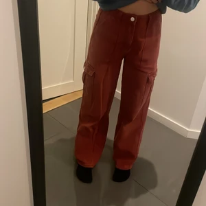 Shein röda byxor - Säljer ett par röda byxor från SHEIN. Ganska använda. Storlek XS men är stor i storlek och känns som en S. Men passar perfekt om du är ute efter lite större byxor, jag är 1.64cm lång och byxorna är precis vid slutet av fötterna. Knapparan sitter löst och har gjort ända sens jag fick dom. 