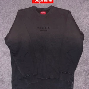 Supreme Dipped Crawneck + Supreme sticke - Supreme tröja i snyggt skick. Tillkommer även supreme sticker i priset samt tröjan är dippen och därför har ombre färger. Skick 9/10 och knappt använd🔥 Sitter som en L tröja.