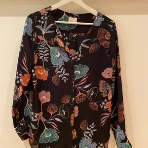 Vila skjorta  - En blommig skjorta/blus från VIla, använd ett fåtal gånger. Köparen betalar frakten (45 kr) 