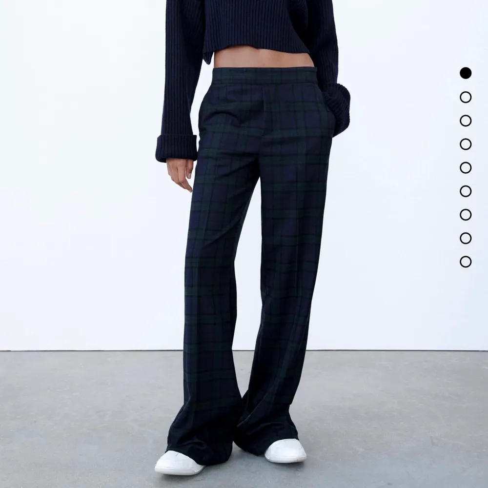 Intressekoll på dessa underbara kostymbyxor från Zara! Prislapp kvar, aldrig använda✨✨💕 Slutsålda på Zara!!. Jeans & Byxor.