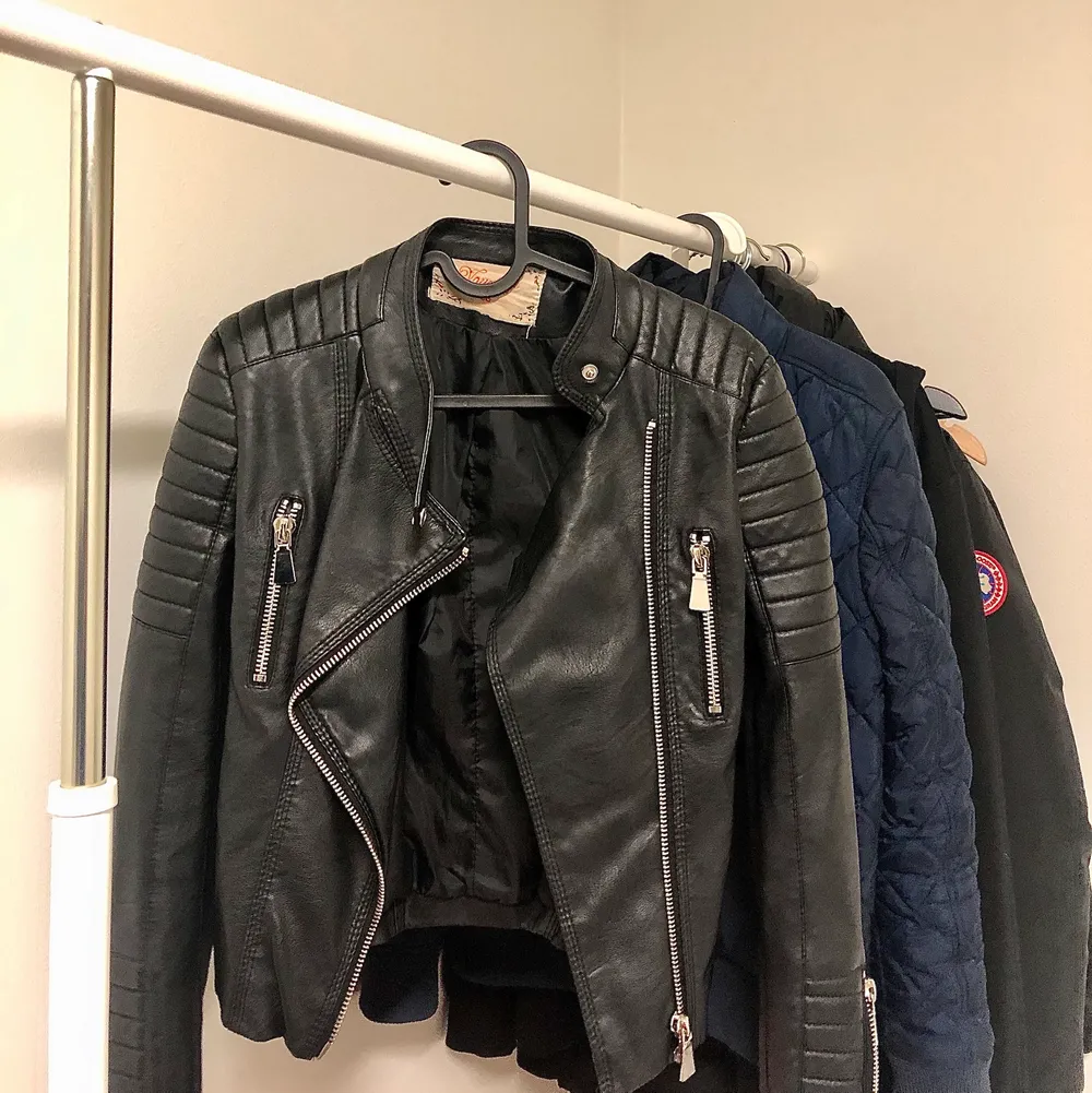 Tidslös skinnjacka från Chiquelle ”Moto Jacket Black” Går att stylea med allt! Nypris:700kr Storlek: 36. Jackor.
