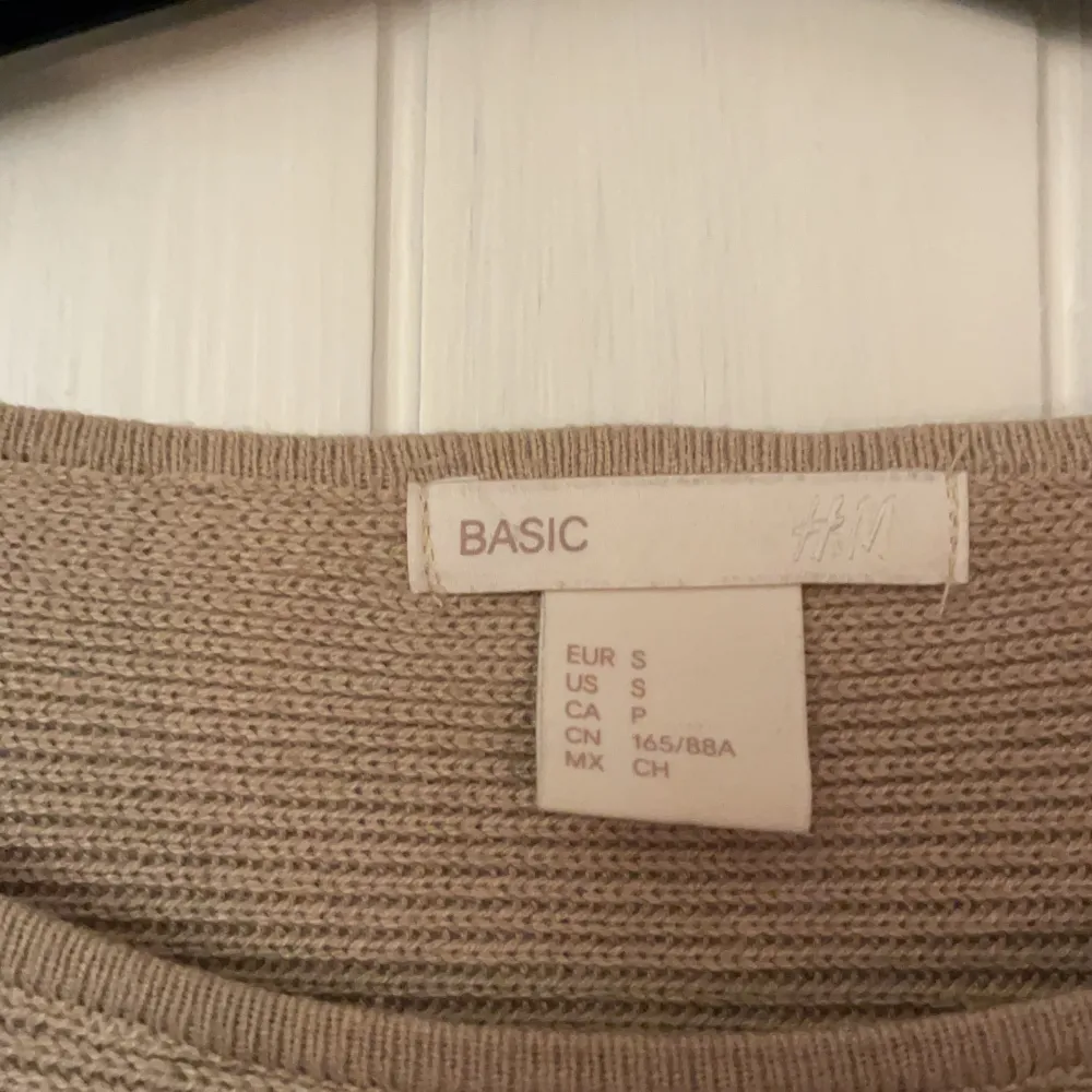 En beige/sand färgad tröja från i hm i strl S. 40kr! . Tröjor & Koftor.