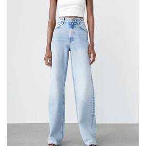 Jeans - Nya jeans med lappar etc kvar, jättesnygga men tyvärr för långa på mig! Hör av för egna bilder! Nypris 399kr