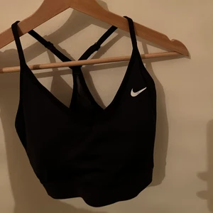 Sport bh från Nike - Sport bh från Nike. Använd fåtal gånger. Finns att hämta i Göteborg annars står köparen för frakt! 😊💕