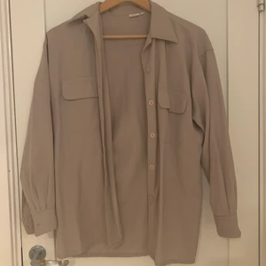 Beige skjorta - Beige skjorta köpt från second hand