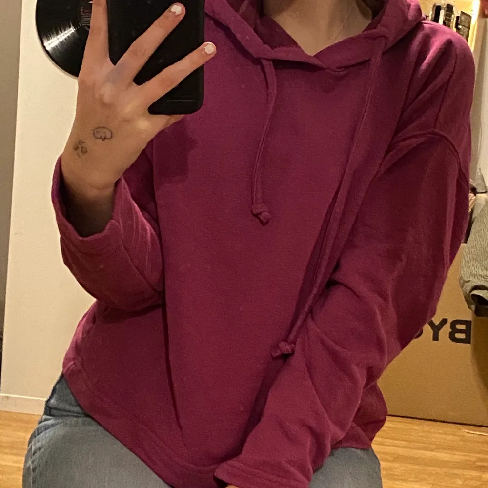 En fin lila hoodie från Cubus som e lite oversized ❤️. Hoodies.