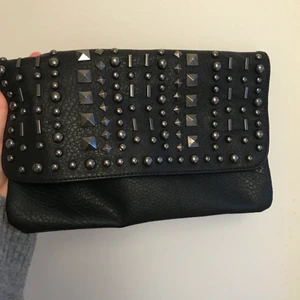 Väska  - Snygg clutch med nitar, band eller axelband tillkommer alltså inte💕