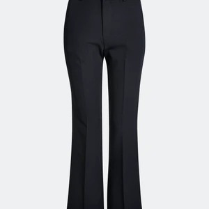 Vilma kostymbyxor  - Svarta kostymbyxor ”Vilma” ifrån bikbok, suuuperfina med ”fickor” bak & lite utsvängda nertill, lite högre midja 💗 säljes pga lite för stora för mig! Väldigt små i storlek! Passar mig som ligger mellan 36-38 💗